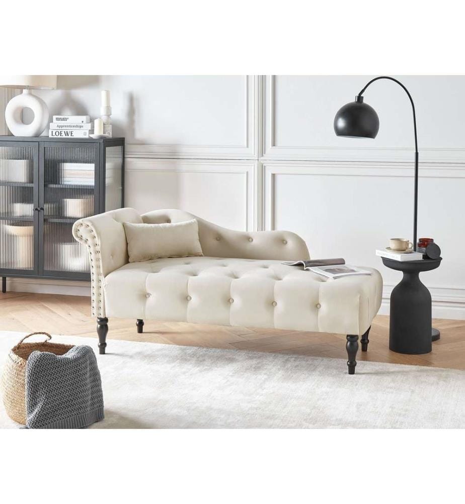 Chaiselongue Linksseitig Hellbeige Samtstoff mit Kissen Hohe Rückenlehne Armlehnen Gedrechselte Holzfüsse Nieten Knöpfe Retro Chesterfield Stil