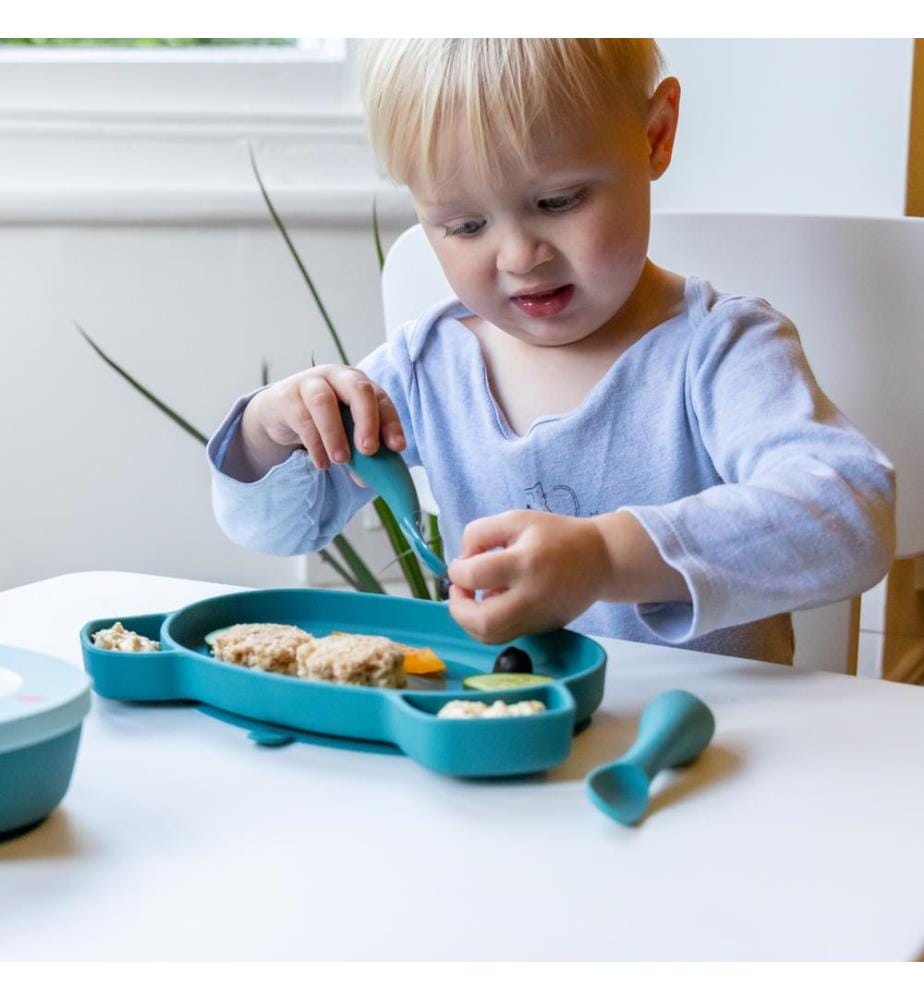 Couverts de table avec boîte pétrole