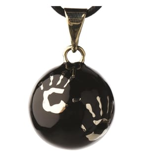 Bola, mains noir