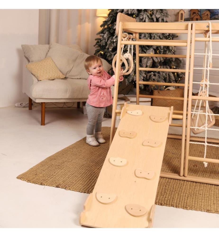 Place de jeu d'escalade avec échelle