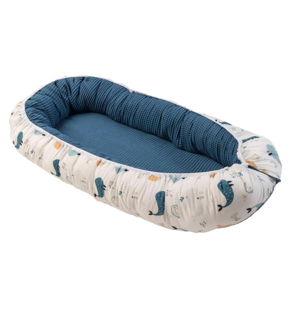ULLENBOOM - Nid d'ange Cocoon motif gaufré bleu baleines 55 x 95 cm