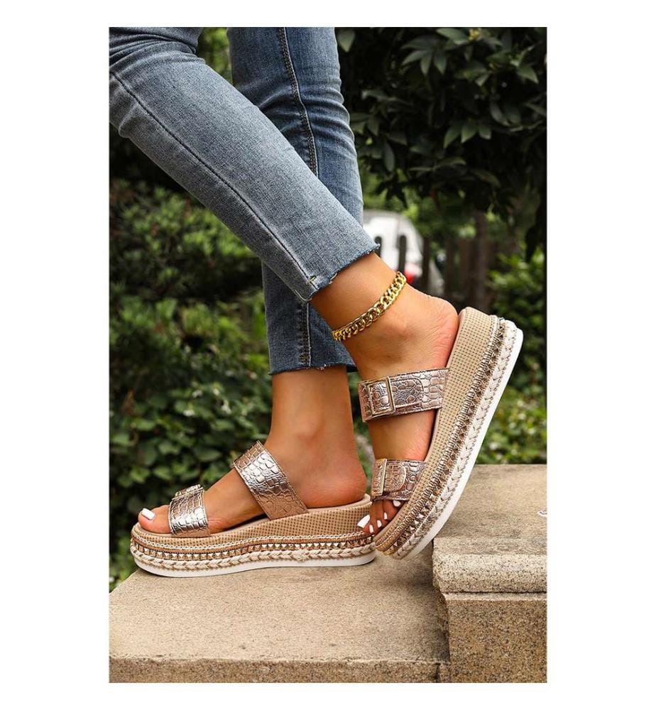 Metallic-Sandalen mit Keilabsatz und Schnalle – Goldfarben