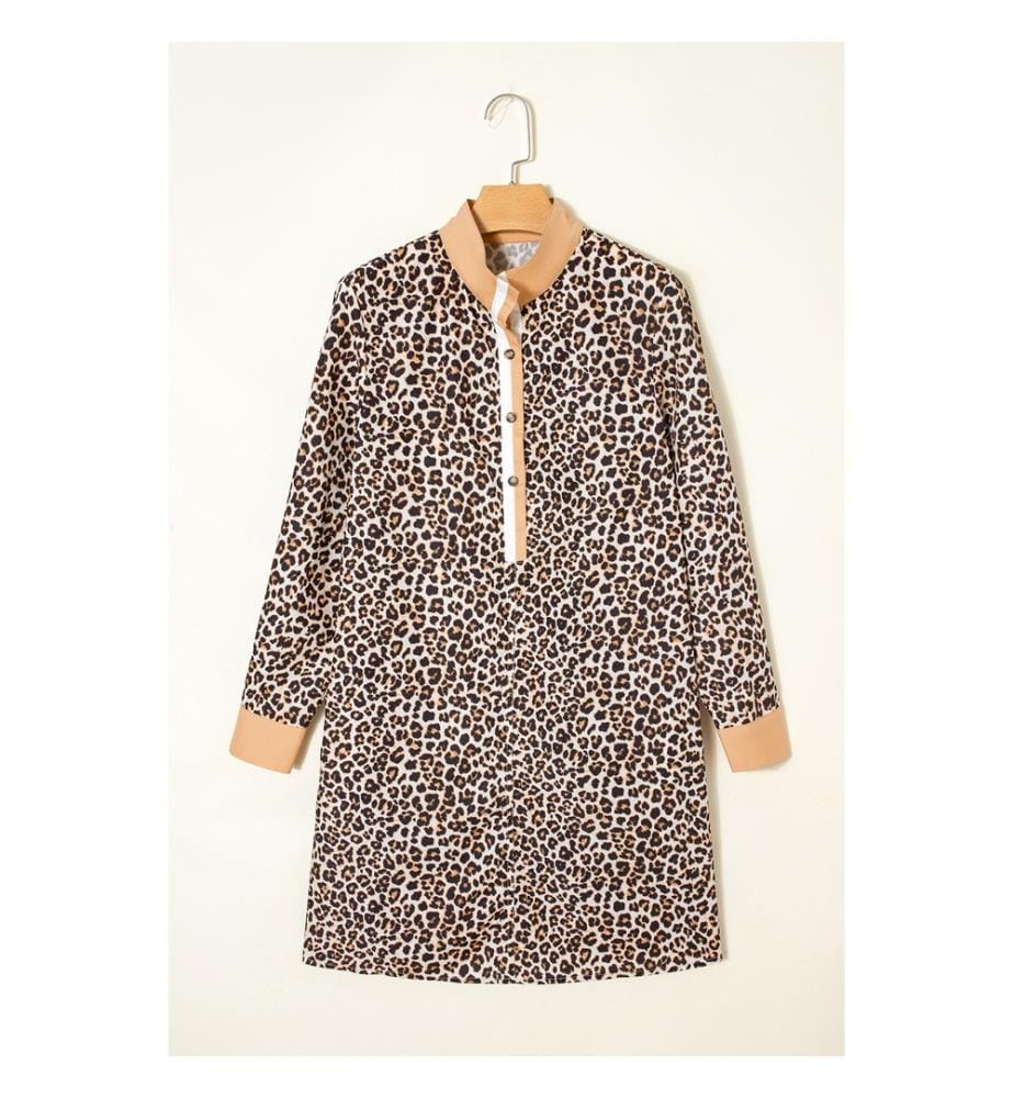 Khakifarbenes Kleid mit Knöpfen, gestreiftem Kragen und Leopardenmuster, ausgestellten langen Ärmeln