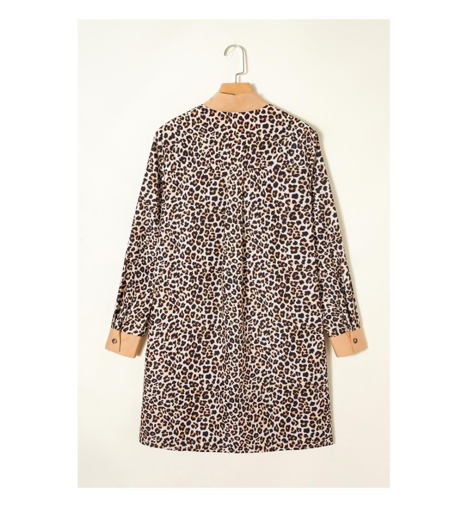 Khakifarbenes Kleid mit Knöpfen, gestreiftem Kragen und Leopardenmuster, ausgestellten langen Ärmeln