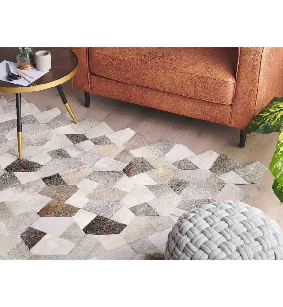 Tapis Design Patchwork en Cuir de Vache 160 x 230 cm Beige et Gris Idéal pour Intérieur Scandinave Moderne et Industriel
