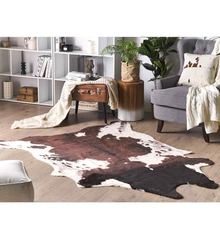 Kunstfell Teppich Braun und Weiss 130 x 170 cm Webpelz Kuh Fellform Pelzimitat Bettvorleger Läufer Überwurf für Sitzmöbel Sofa Sessel Stühle