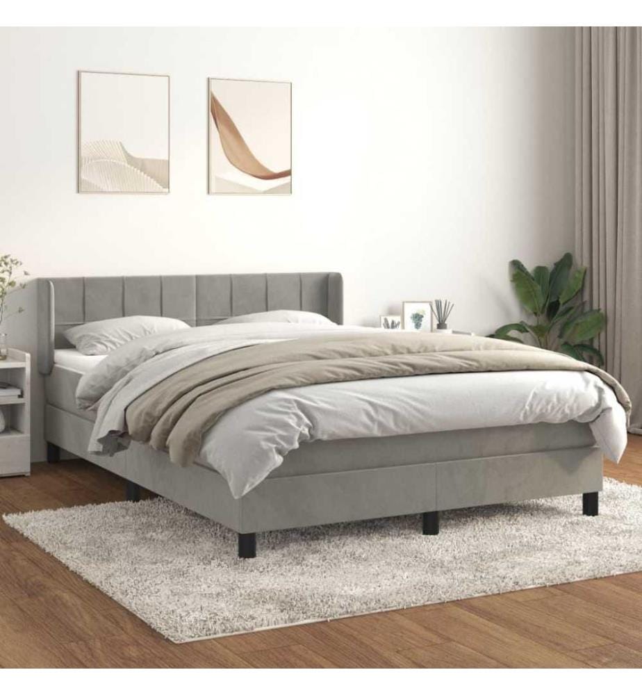 Boxspringbett mit Matratze Hellgrau 140x200 cm Samt