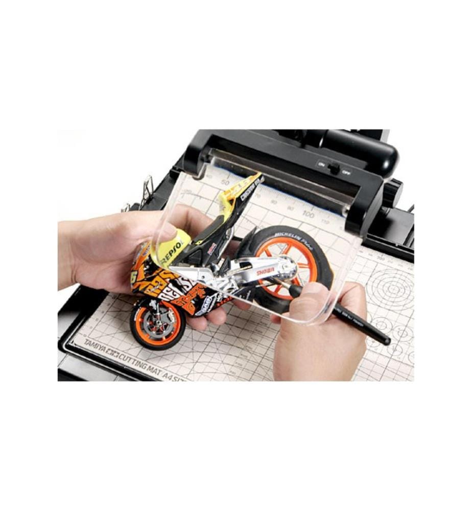 TAMIYA - Poste de travail pour le modélisme avec lumière et loupe
