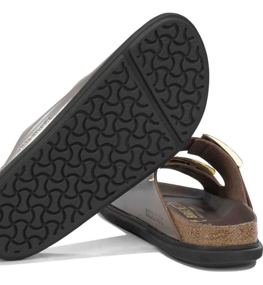 „Arizona Droplet Buckle“ Flache Sandalen – Braun
