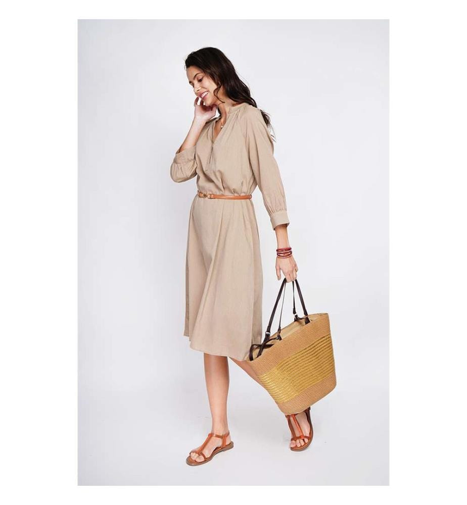 Langes, ausgestelltes Kleid mit geknöpfter Front und langen Ärmeln - Camel