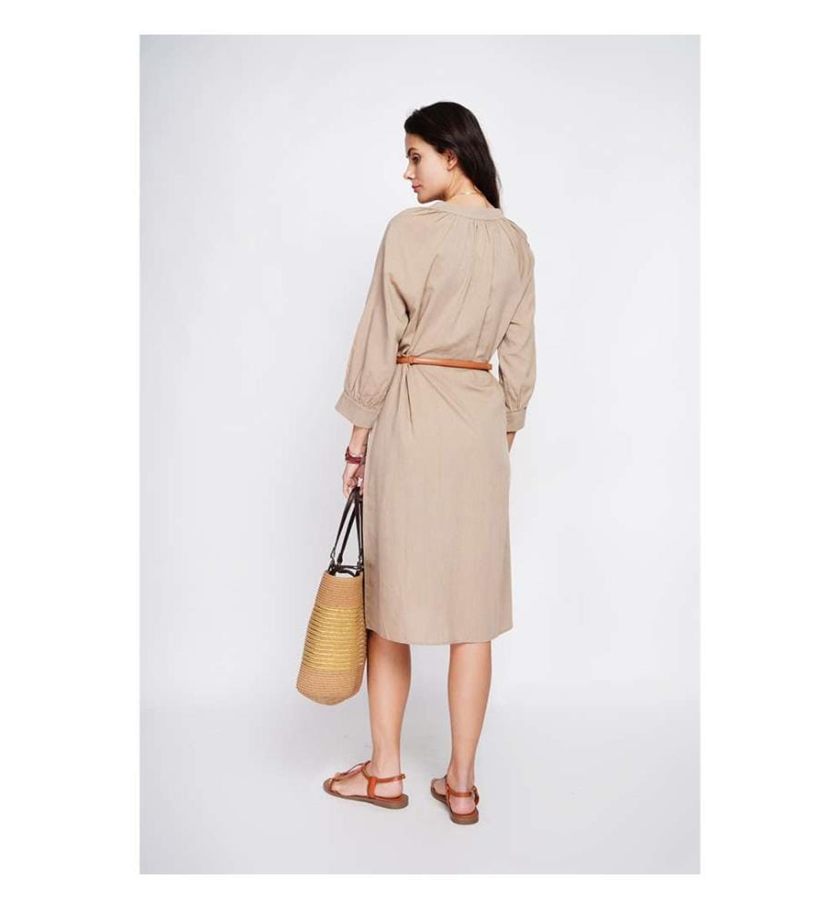 Langes, ausgestelltes Kleid mit geknöpfter Front und langen Ärmeln - Camel