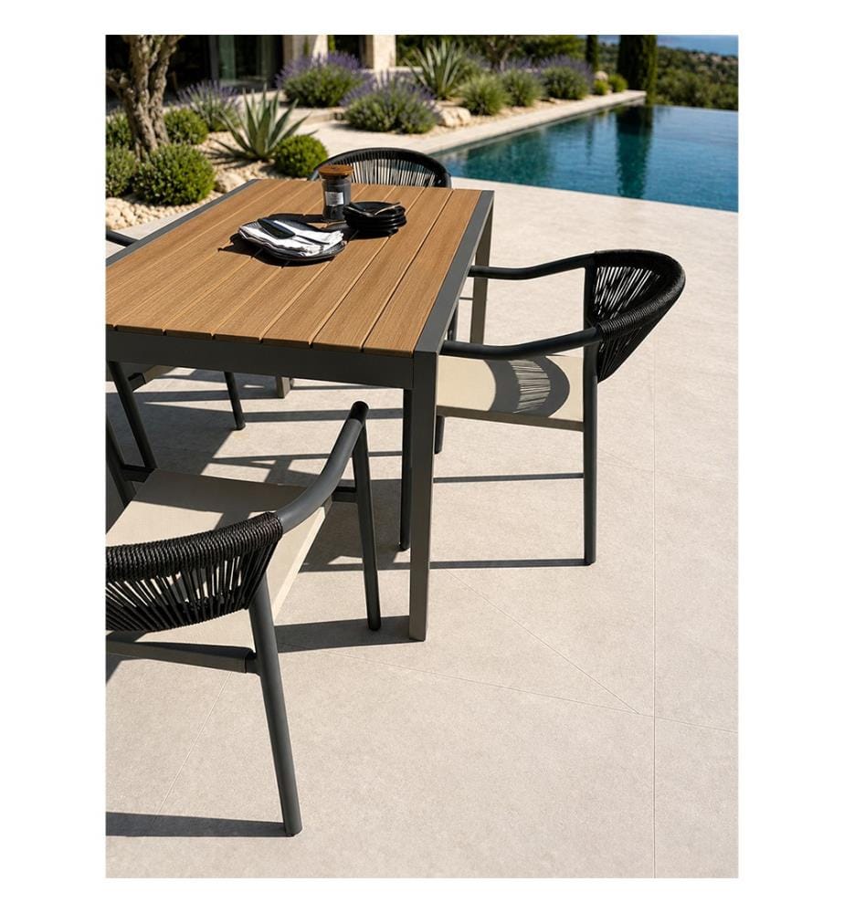 Ensemble repas d'une table de jardin TONGA (120x80 cm) en aluminium et plateau polywood aspect bois et 4 fauteuils SUMBA - GRIS ANTHRACITE
