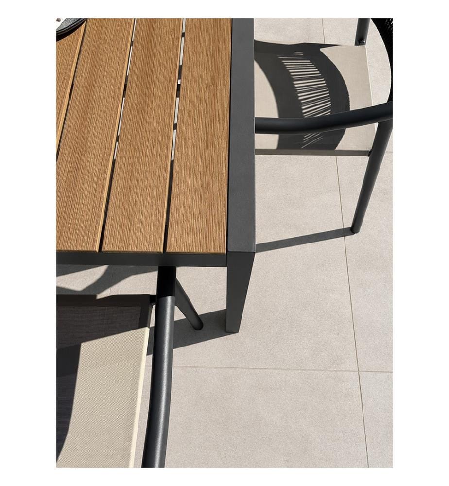 Ensemble repas d'une table de jardin TONGA (120x80 cm) en aluminium et plateau polywood aspect bois et 4 fauteuils SUMBA - GRIS ANTHRACITE