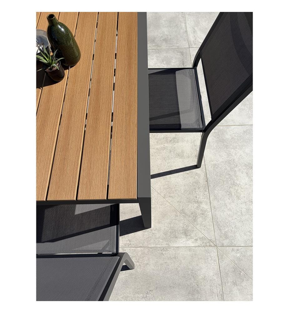 Ensemble repas d'une table de jardin TONGA (120x80 cm) en aluminium et plateau polywood aspect bois et 4 chaises TOLEDE empilables - GRIS ANTHRACITE