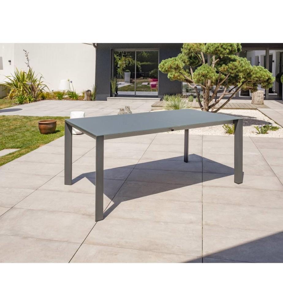 Set di tavoli da giardino HONFLEUR (180/250x100 cm) in alluminio con piano in vetro e prolunga in HPL effetto legno e 8 poltrone pieghevoli - GRIGIO ANTRACITE
