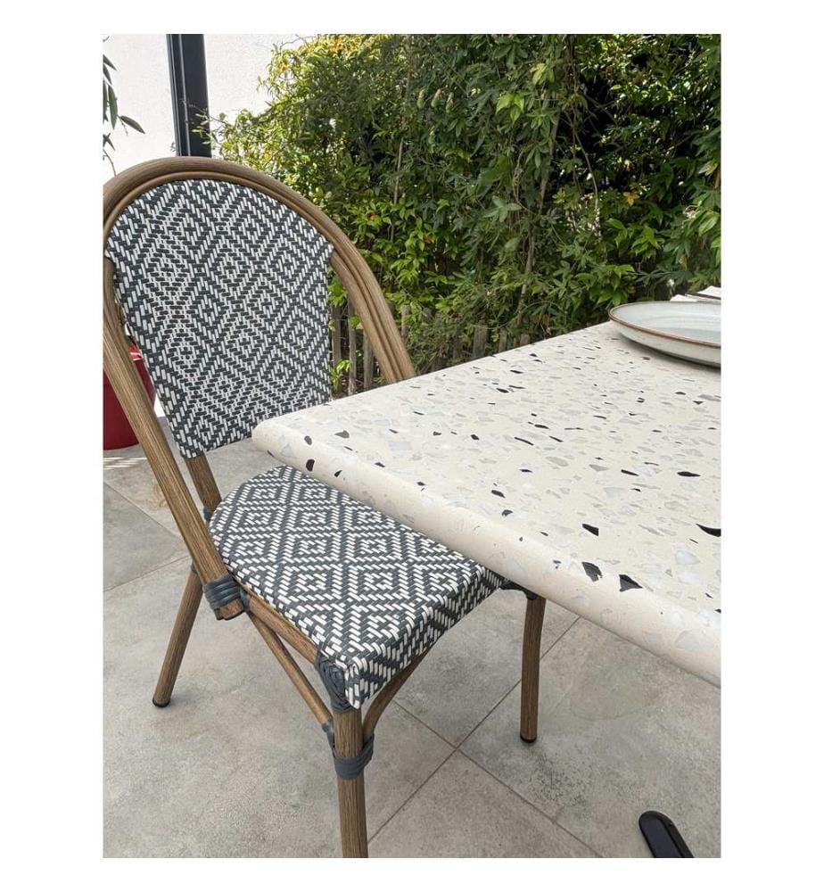 Set di tavoli da giardino BISTRO (70x70 cm) in acciaio nero con piano in terrazzo bianco e 2 poltrone BISTRO impilabili - BLU