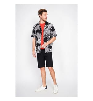 Hawaiihemd mit kurzen Ärmeln, vorne geknöpft, mit Brusttasche - Schwarz