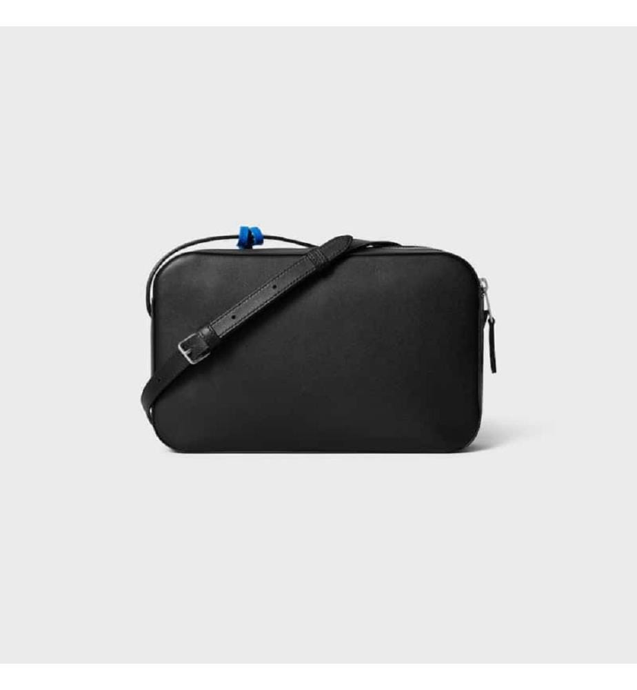 Umhängetasche mit Anhänger: Glattes Kalbsleder + Lammleder – Schwarz und Ultra Blue