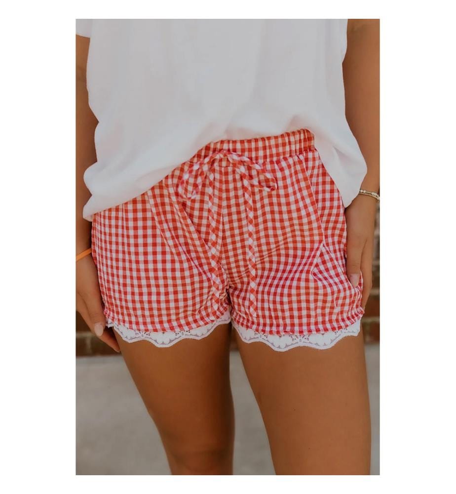 Lässige Shorts mit rotem Vichykaro, elastischem Bund und Spitzensaum, mit Bindebändchen und Patchworksaum.