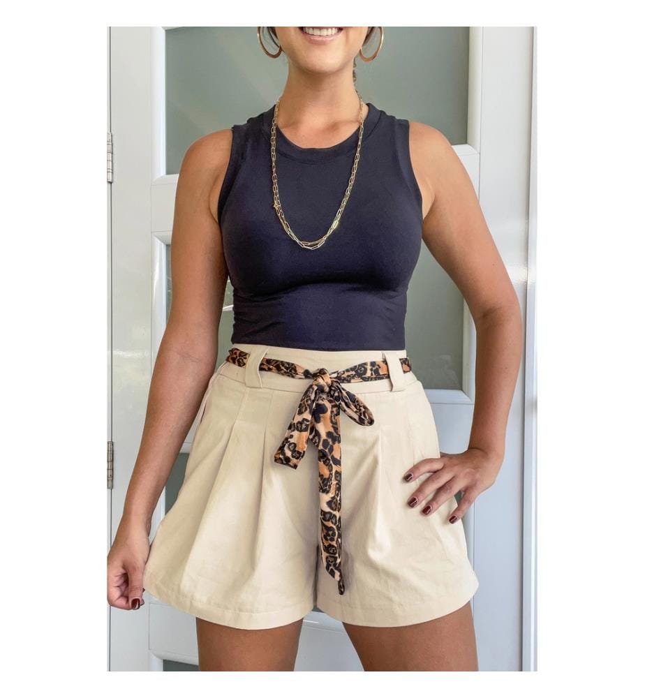 Short plissé à jambes larges et ceinture contrastée léopard couleur avoine