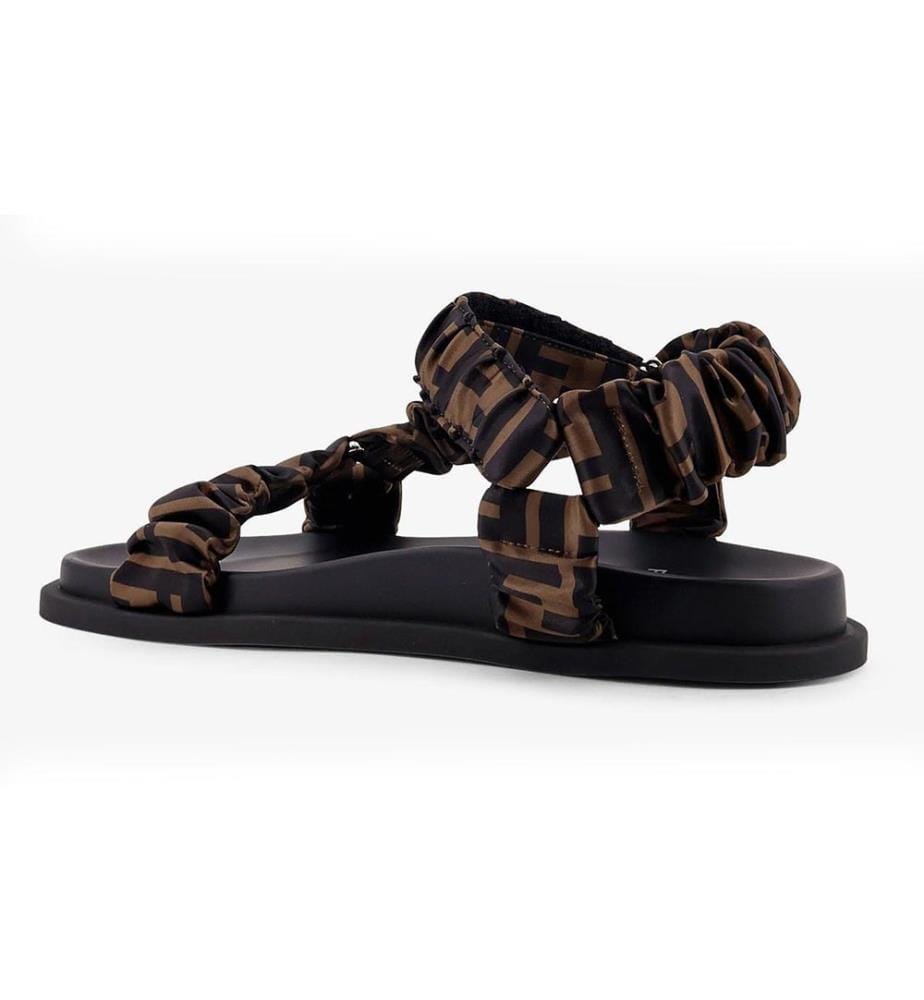 Sandalen „Feel“ aus elastischem Satin – Braun und Schwarz