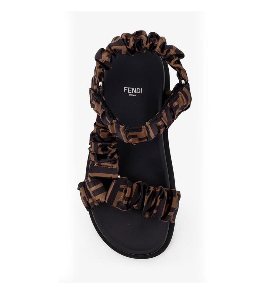 Sandalen „Feel“ aus elastischem Satin – Braun und Schwarz