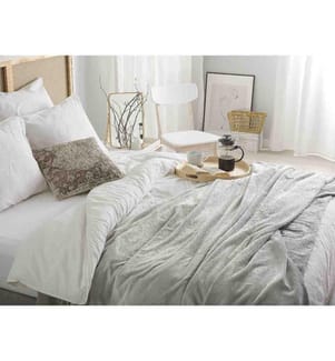 Plaid à Pompons Gris Clair 150 x 200 cm Ultra Doux au Toucher et Très Décoratif Idéal pour Salon ou Chambre au Style Moderne et Scandinave