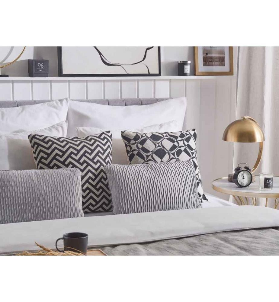 2 Coussins Décoratifs en Tissu Gris avec Motif Simple de Style Scandinave ou Classique Parfait pour un Intérieur Moderne et Epuré
