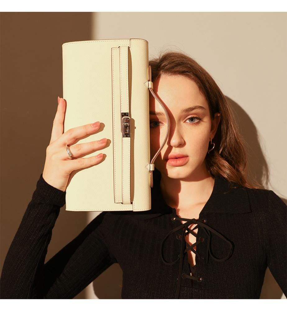 Strukturierte Clutch aus Saffiano-Leder - Elfenbein