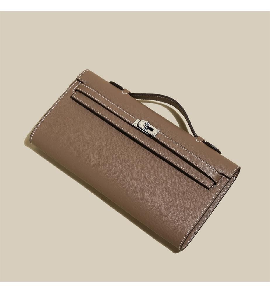 Strukturierte Clutch aus Saffiano-Leder - Taupe
