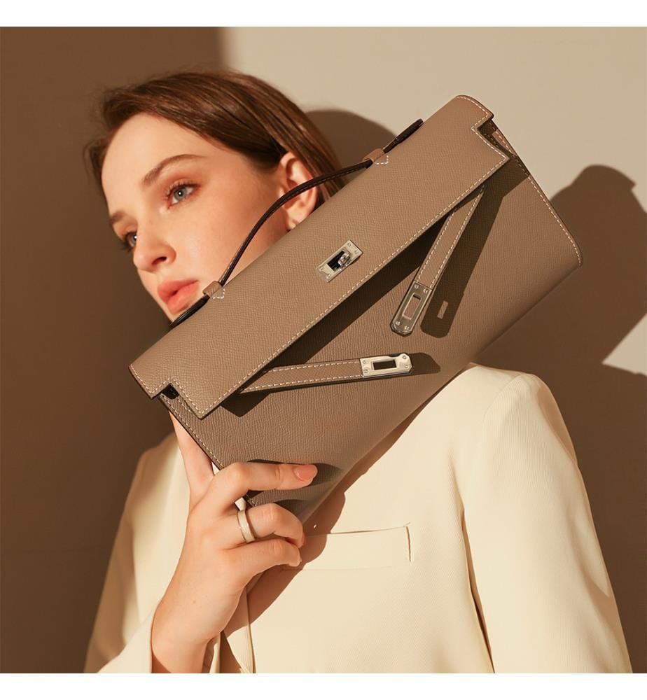 Strukturierte Clutch aus Saffiano-Leder - Taupe