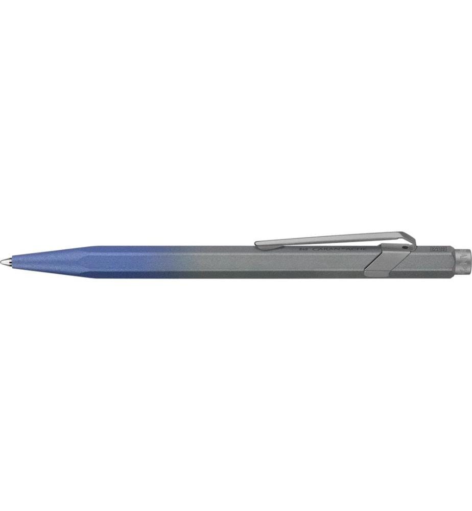 CARAN D'ACHE - Stylo bille 849 Claim your Style 5, 1 mm, Bleu tempête