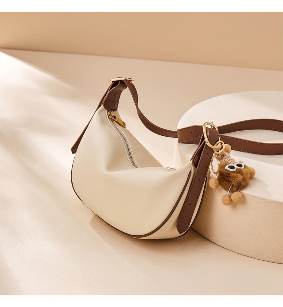 Borsa a tracolla in pelle a mezzaluna con charm - Avorio