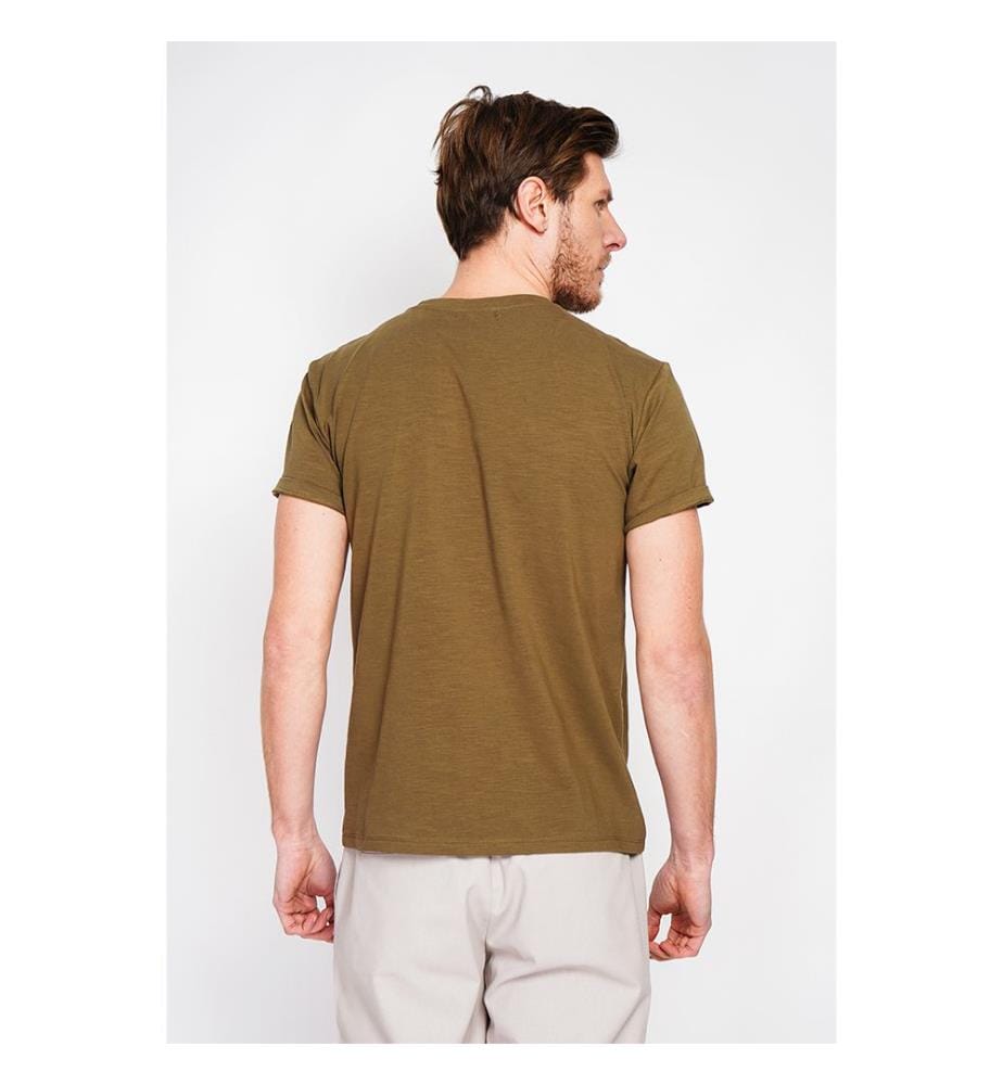 T-Shirt mit Rundhalsausschnitt, kurzen Ärmeln und aufgesetzter Brusttasche - Hell Khaki