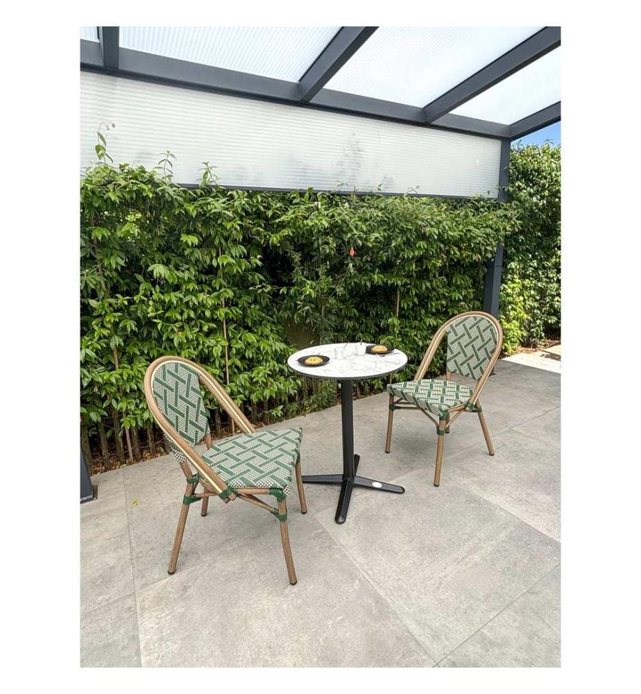 Set tavolo da giardino BISTRO (diam. 60 cm) in acciaio nero con piano in HPL effetto marmo bianco e 2 poltrone BISTRO impilabili - VERDE