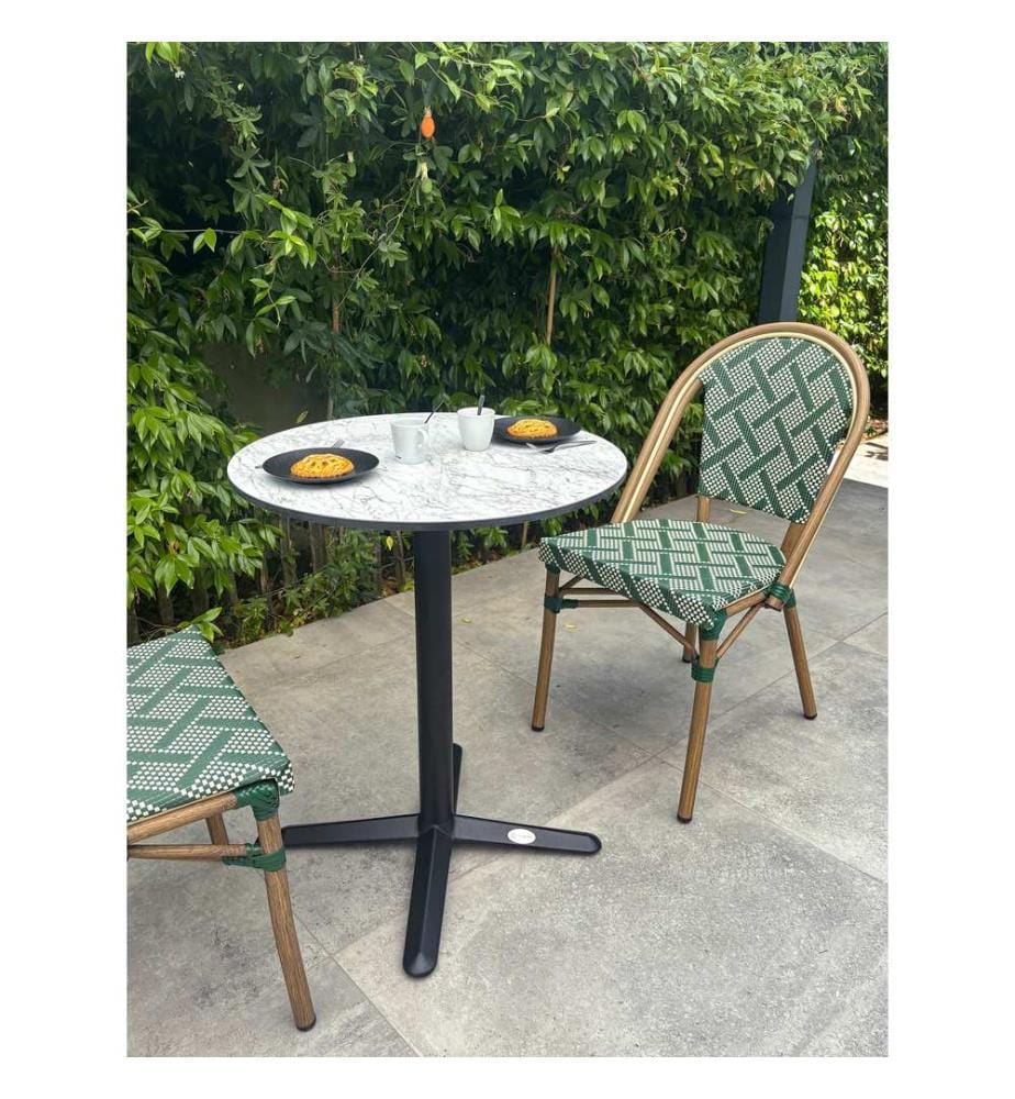 Set tavolo da giardino BISTRO (diam. 60 cm) in acciaio nero con piano in HPL effetto marmo bianco e 2 poltrone BISTRO impilabili - VERDE