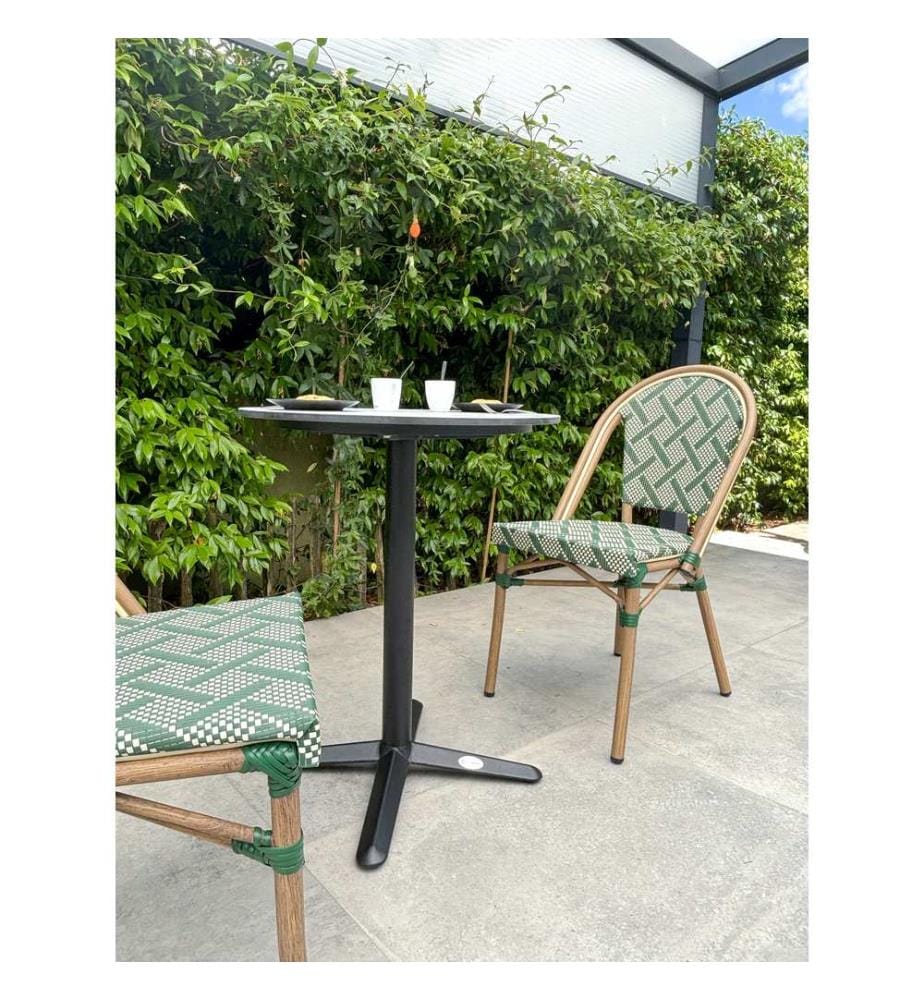Set tavolo da giardino BISTRO (diam. 60 cm) in acciaio nero con piano in HPL effetto marmo bianco e 2 poltrone BISTRO impilabili - VERDE