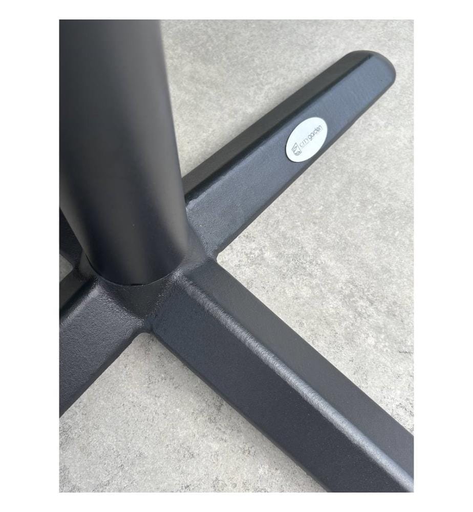 Set tavolo da giardino BISTRO (diam. 60 cm) in acciaio nero con piano in HPL effetto marmo bianco e 2 poltrone BISTRO impilabili - VERDE
