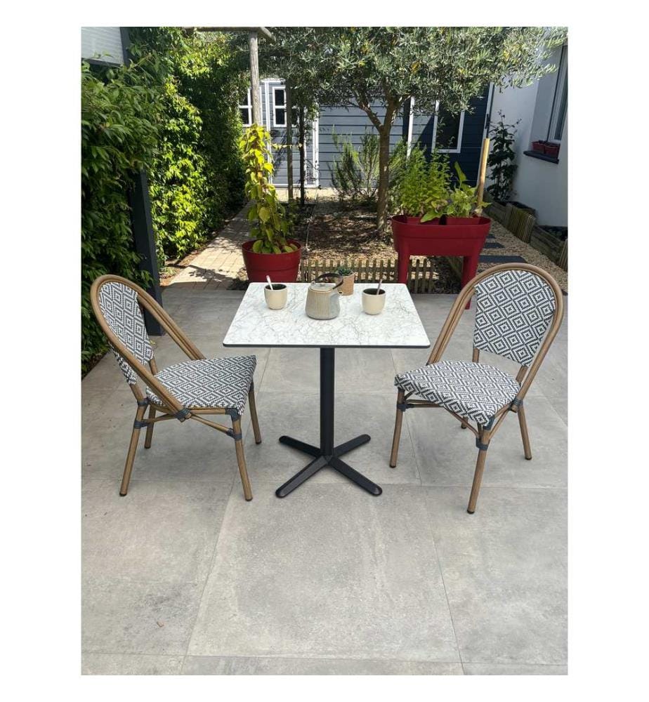 Set tavolo da giardino BISTRO (70x70 cm) in acciaio nero con piano in HPL effetto marmo bianco e 2 poltrone BISTRO impilabili - BLU