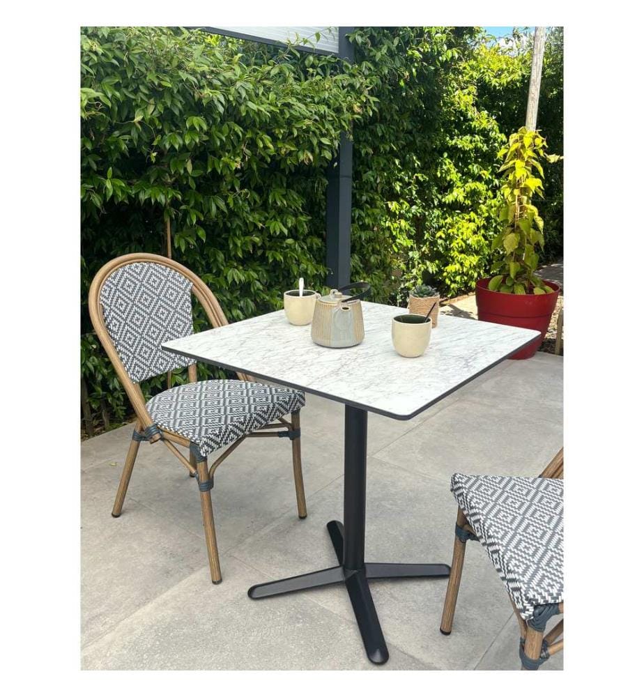Set tavolo da giardino BISTRO (70x70 cm) in acciaio nero con piano in HPL effetto marmo bianco e 2 poltrone BISTRO impilabili - BLU