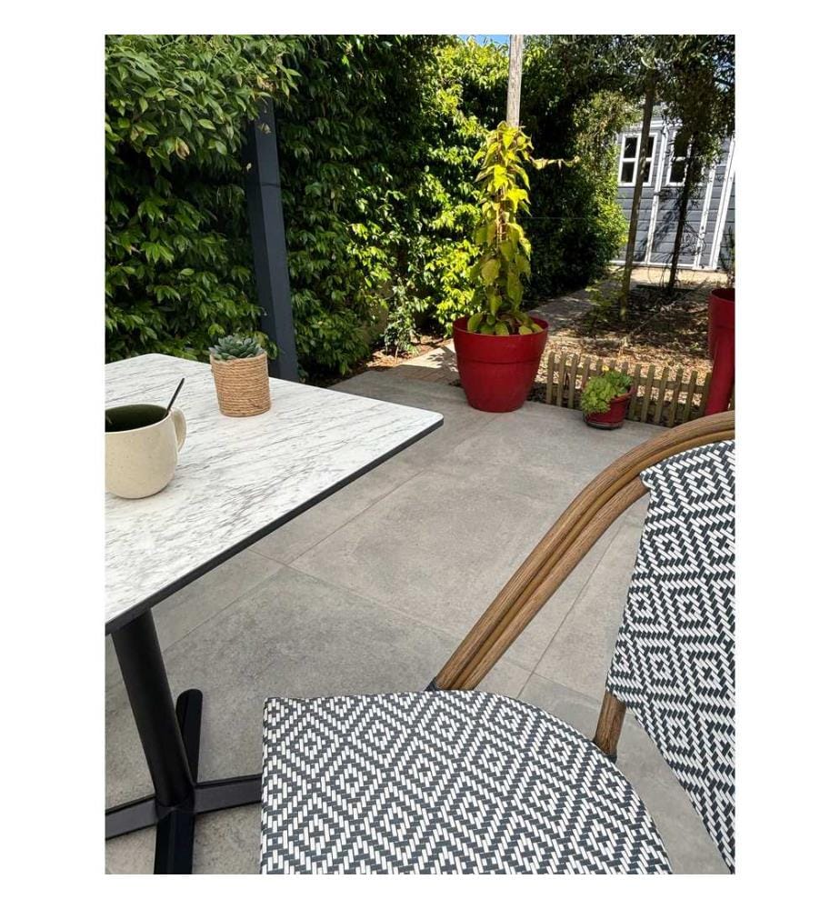 Set tavolo da giardino BISTRO (70x70 cm) in acciaio nero con piano in HPL effetto marmo bianco e 2 poltrone BISTRO impilabili - BLU