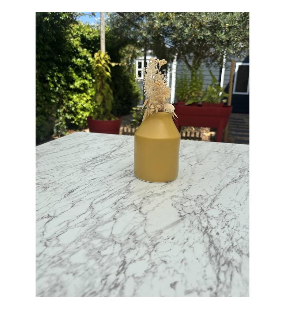 Set tavolo da giardino BISTRO (70x70 cm) in acciaio nero con piano in HPL effetto marmo bianco e 2 poltrone BISTRO impilabili - BLU
