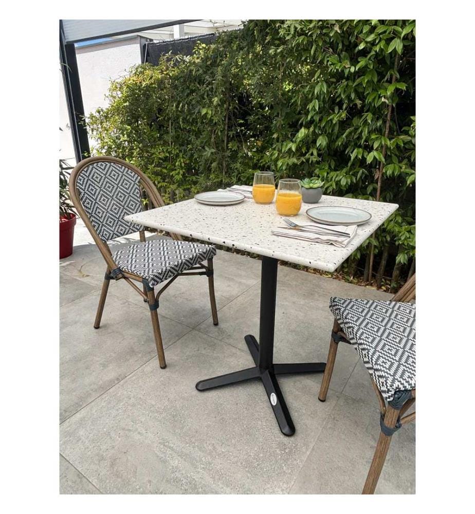 Ensemble table de jardin BISTRO (70x70 cm) en acier noir avec plateau terrazzo blanc et 2 fauteuils BISTRO empilables - BLEU