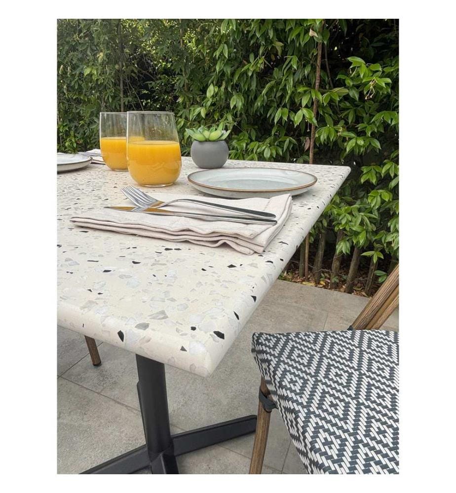 Ensemble table de jardin BISTRO (70x70 cm) en acier noir avec plateau terrazzo blanc et 2 fauteuils BISTRO empilables - BLEU