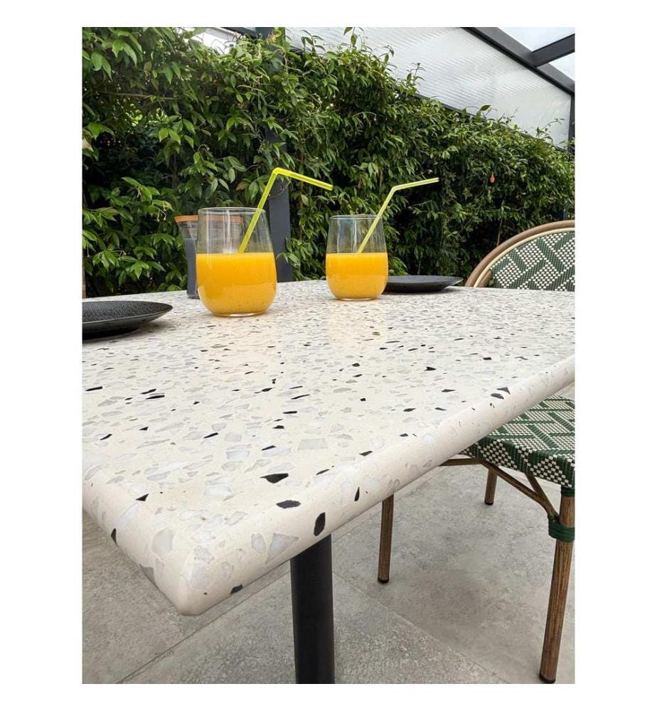 Ensemble table de jardin BISTRO (70x70 cm) en acier noir avec plateau terrazzo blanc et 2 fauteuils BISTRO empilables - VERT