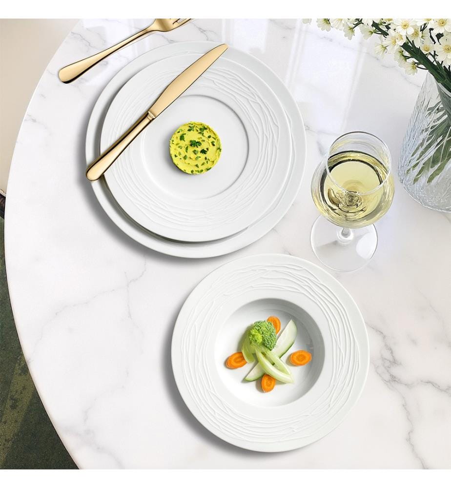 Lot de 18 Assiettes de Service en Porcelaine