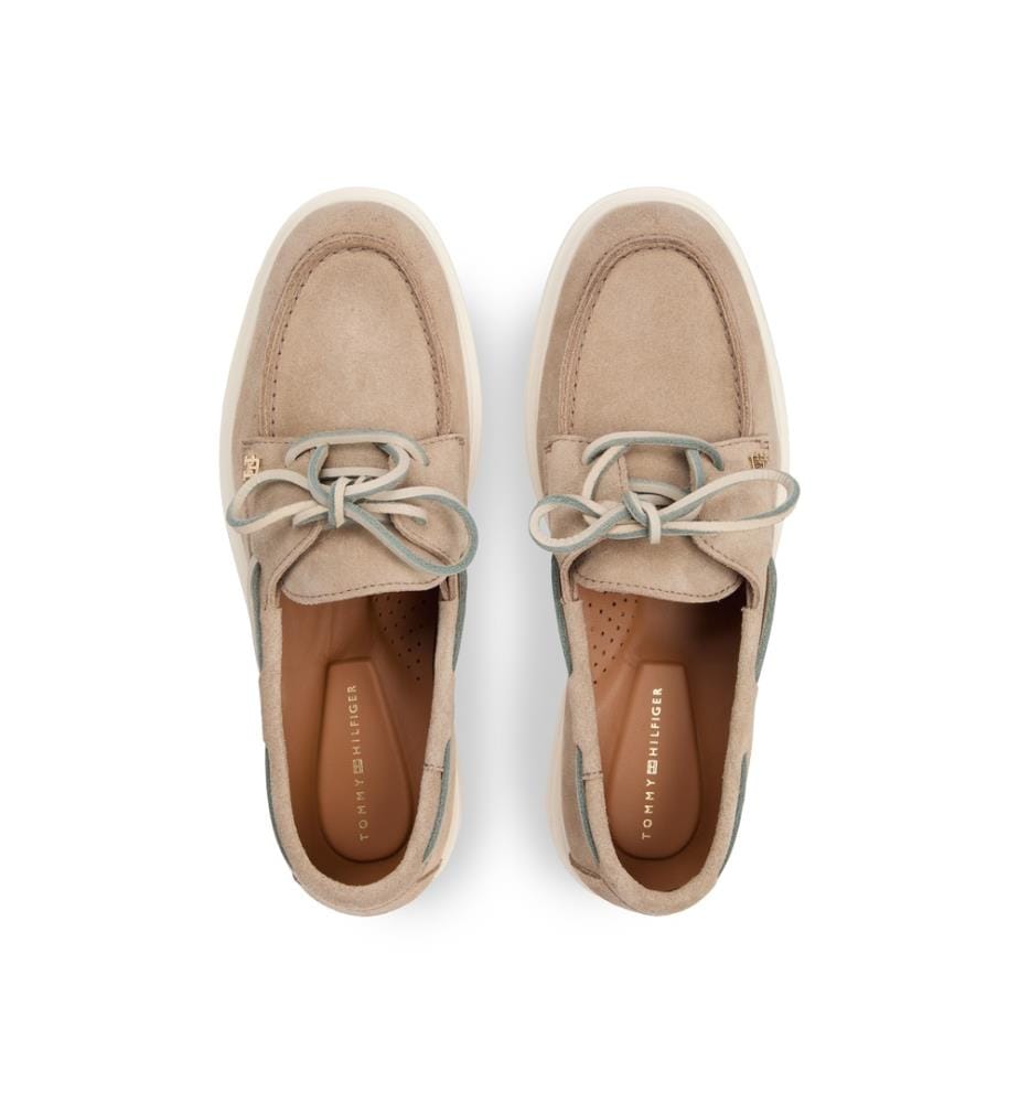 Chaussures bateau en daim à lacets légères - Sandalwood