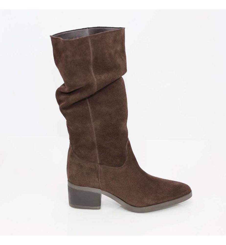 Hohe braune Wildlederstiefel
