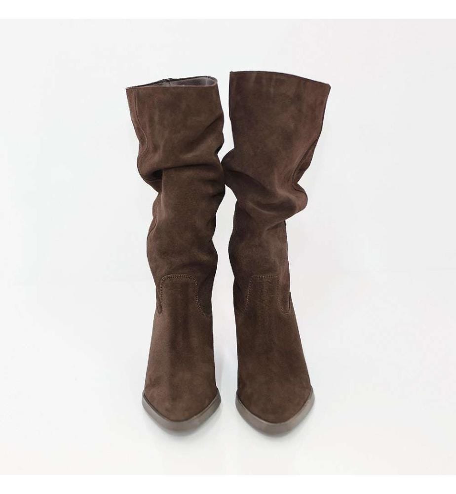 Hohe braune Wildlederstiefel