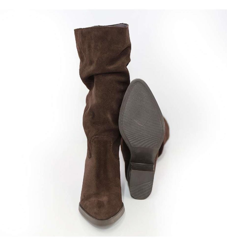 Hohe braune Wildlederstiefel